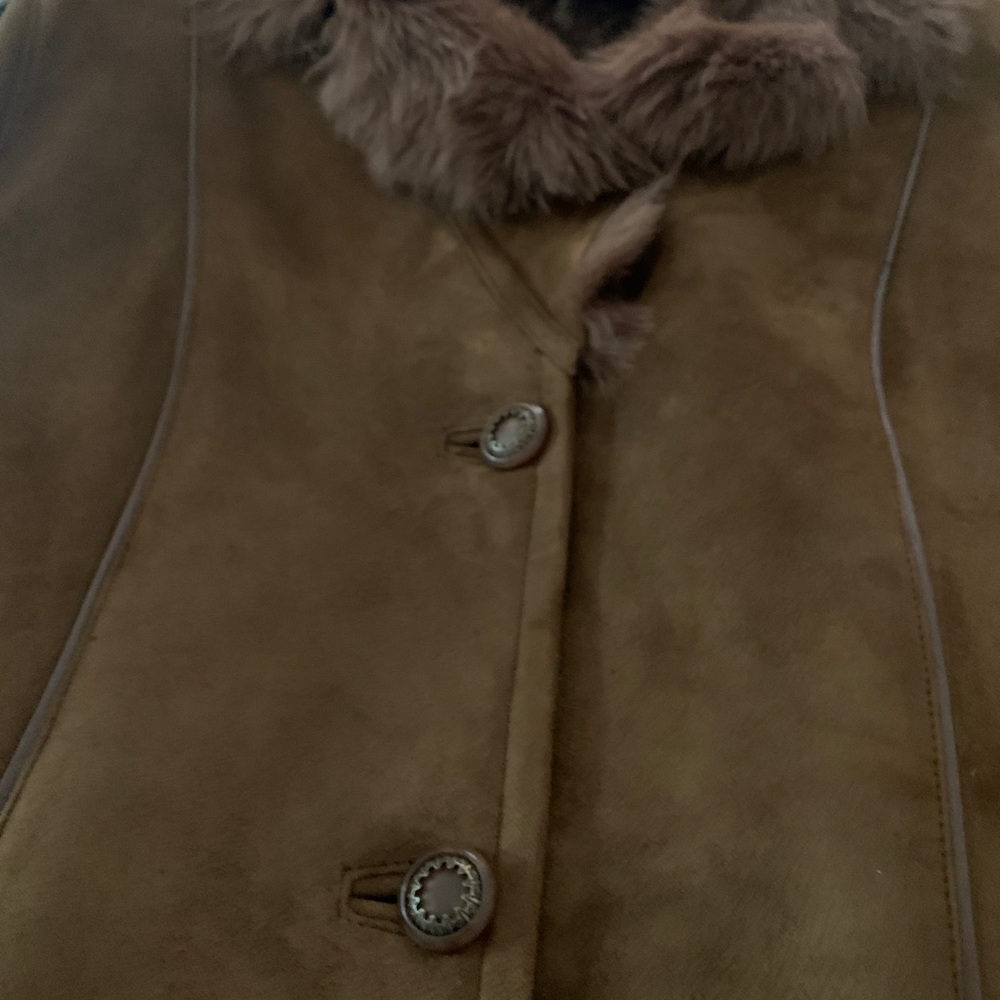 Magnificent coat in suede and sheep, brown.